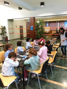 Un grupo de niños participa en una de las actividades