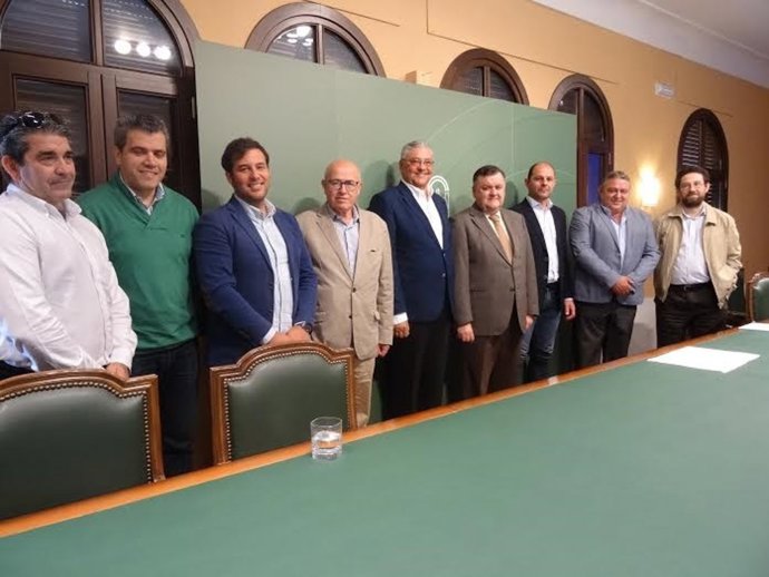 Zurera (centro) durante el encuentro mantenido