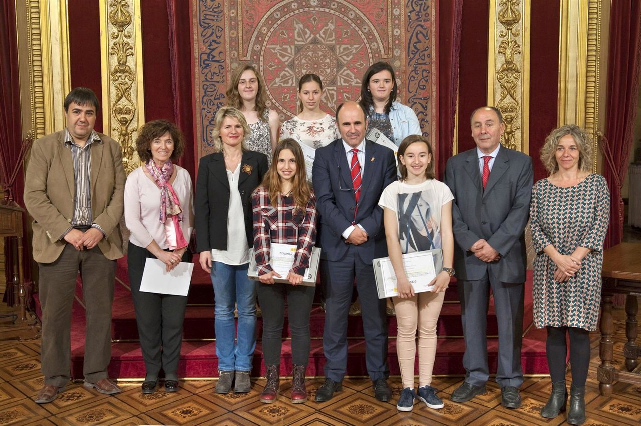 El vicepresidente y alumnas premiadas.