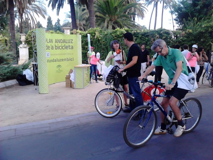 Ciclistas junto a los Jardines de Murillo.