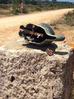 Imagen de la estatua del lince de Doñana abatida