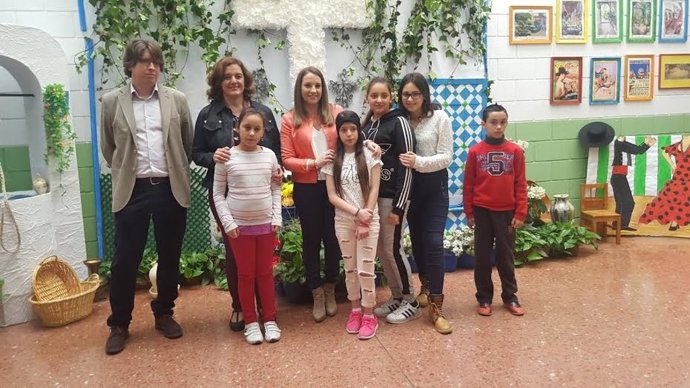 Ruiz (centro) durante su visita al CEIP Antonio Gala