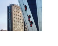 Activistas de Greenpeace escalan una de las Torres KIO de Madrid para protestar contra el TTIP