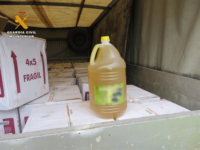 Una de las garrafas de aceite robadas