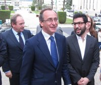 Alonso avisa de que son "radicales" como Podemos los que abren las instituciones a "tipos como Otegi"