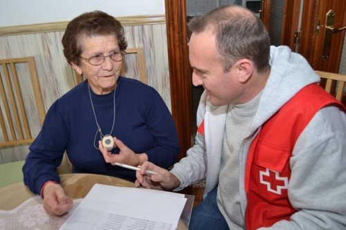 Cruz Roja atiende a personas mayores con servicios que utilizan la tecnología