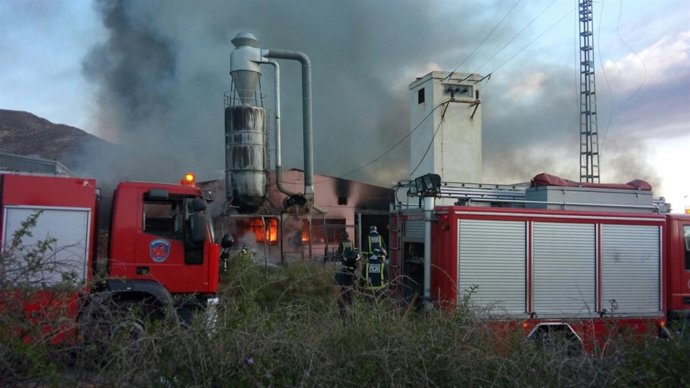 Incendio en una fábrica de colchones de Yecla