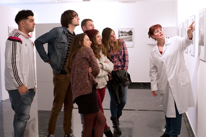 Visita guiada a la exposición en el CDIS