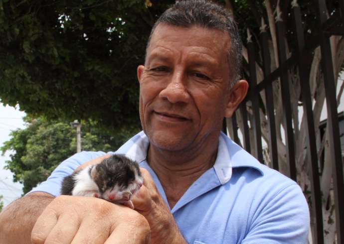 Ruben Rodríguez con su gato de dos cabezas