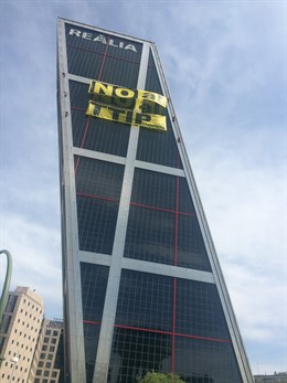 Pancarta contra el TTIP por seis activistas de Greenpeace.