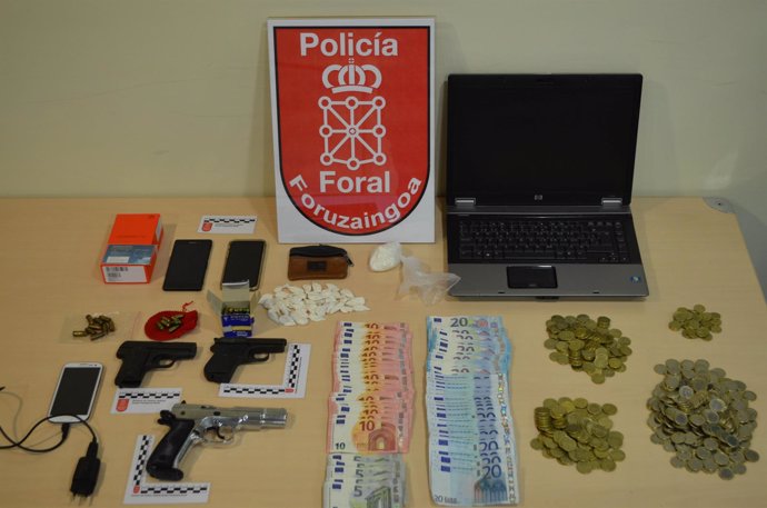 Droga, dinero y armas incautadas por Policía Foral.