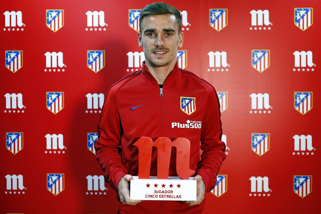 Antoine Griezmann, jugador del Atlético de Madrid recibe el trofeo de Mahou 