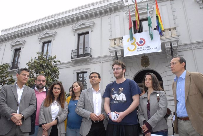 Izado de bandera 'arco iris' en Ayuntamiento de Granada