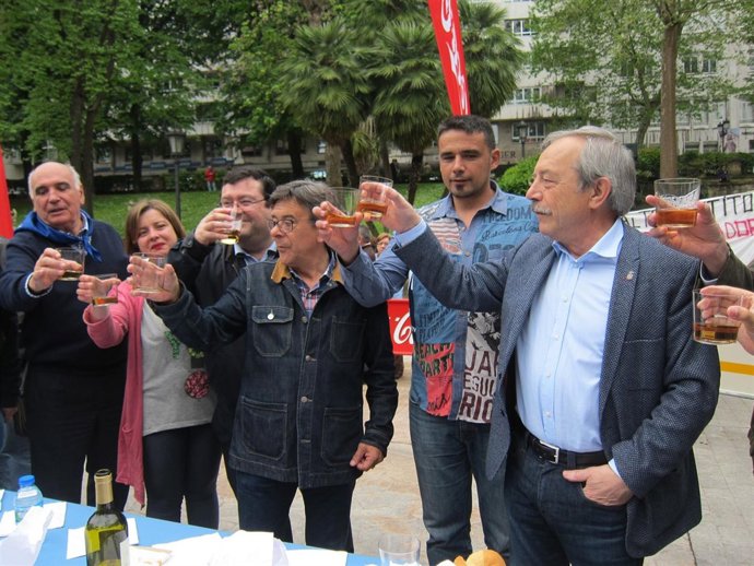 Wenceslao López brinda con Ana Taboada y Ribi en la Balesquida