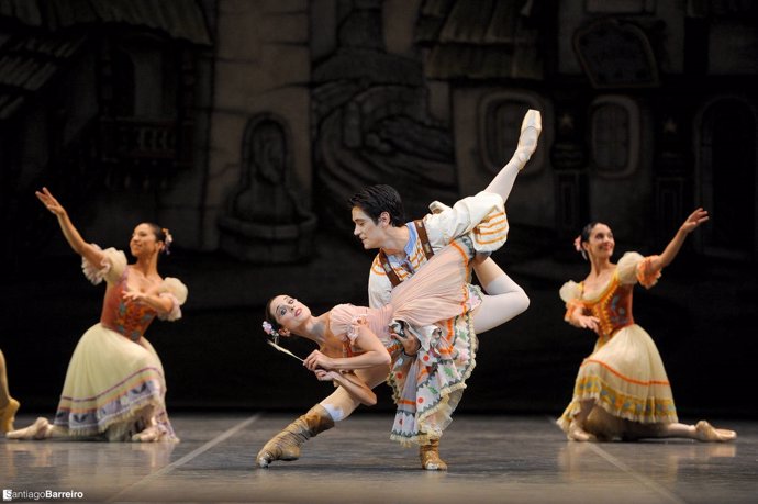 Los colores del vestuario remarcan la fuerza y elegancia de los bailarines