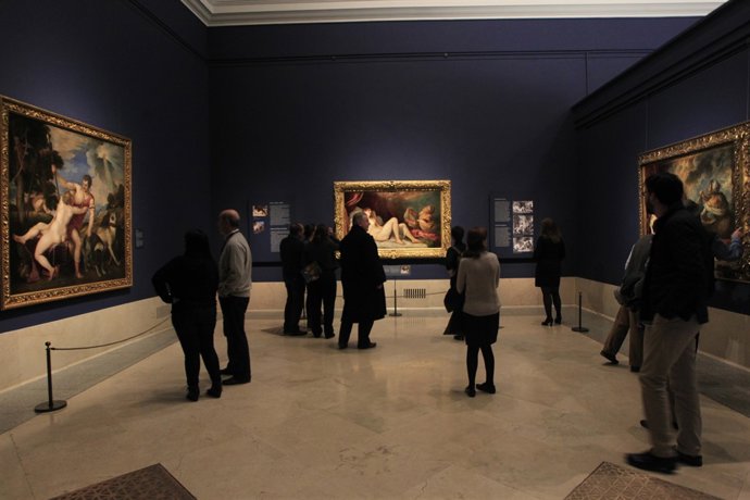 Público en el museo del Padro admirando la exposición de Tiziano.