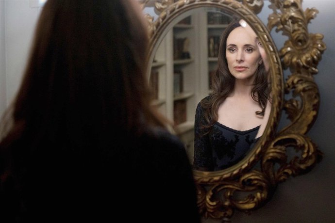 Madeleine Stowe robada a punta de pistola