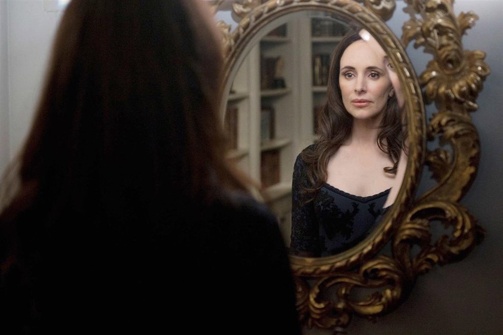 Madeleine Stowe robada a punta de pistola