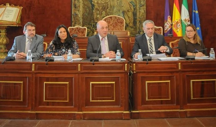 Ruiz (centro) y Amo (izda.) durante la junta general del Consorcio de Bomberos
