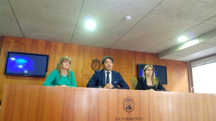 Francesc Colomer, entre Cristina Rodes (izq de la imagen) y Eva Montesinos