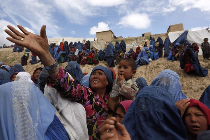 Desplazados internos reciben ayuda en Afganistán