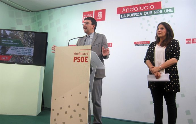 Mario Jiménez, junto a Ángeles Férriz, presenta la PNL sobre la PAC.