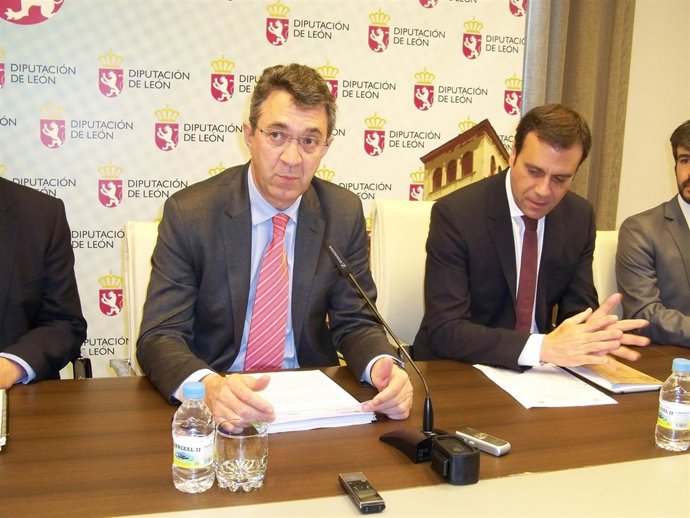 Juan Martínez Majo, (izquierda) junto al representante luso. 