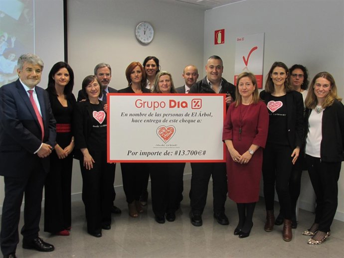 Empleados de Grupo DIA donan 13.700 euros para un proyecto infantil de Menudos C
