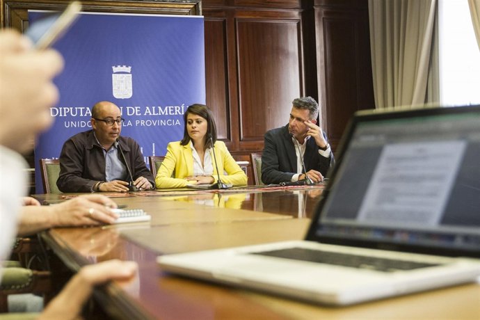 La diputada de Deportes, Ángeles Martínez, ha presentado este gran partido.