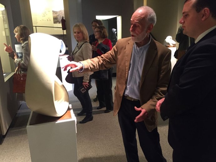 Una de las esculturas de Ballesteros