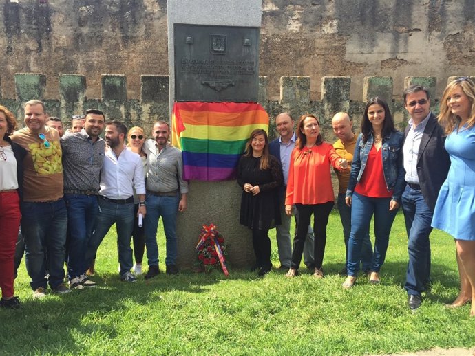 Representantes del PSOE en Sevilla en un acto contra la Lgtbifobia