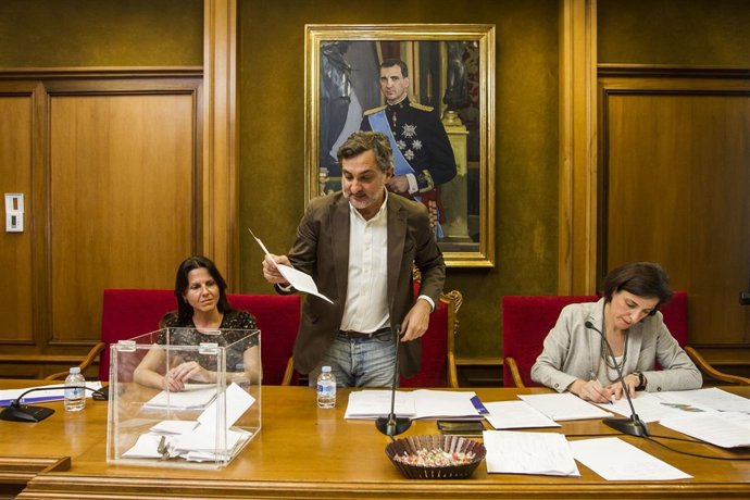 El diputado Ángel Escobar, en el Pleno del Consejo de la Familia.