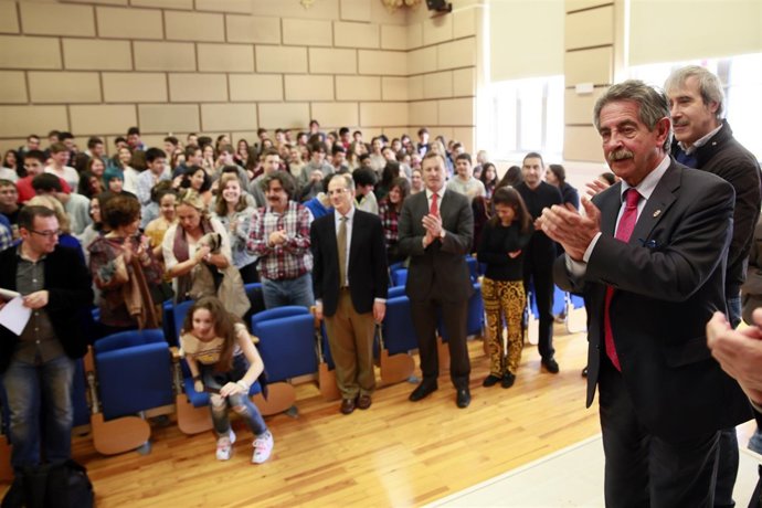 Miguel Ángel Revilla en el instituto Santa Clara