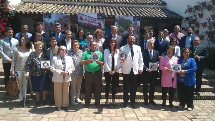 Antonio Ruiz (centro) junto a autoridades y galardonados