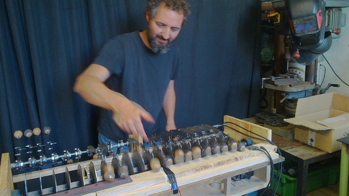 Ignacio manejando su máquina de taconeo flamenco.