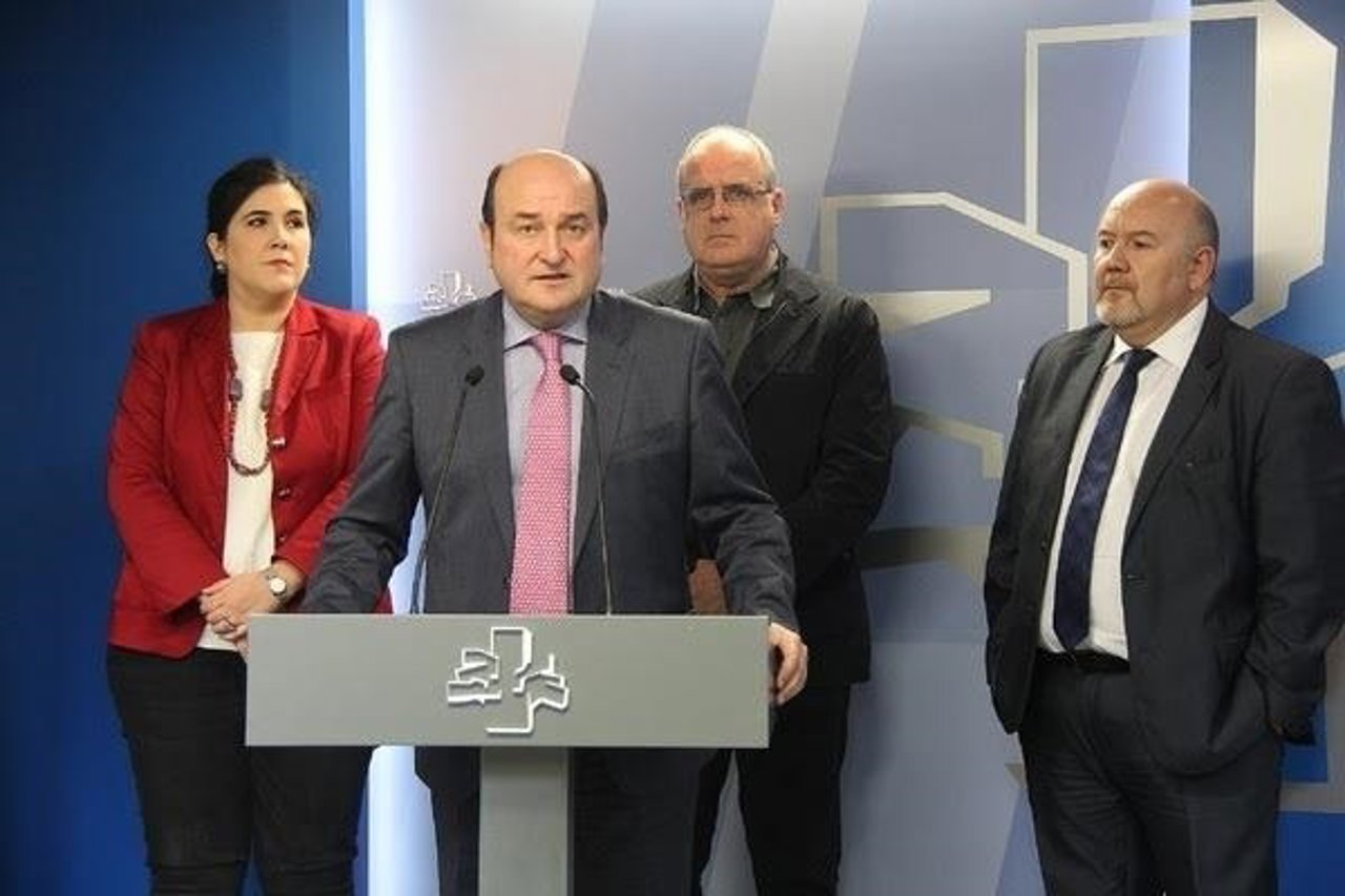 Andoni Ortuzar junto al resto de delagación del PNV