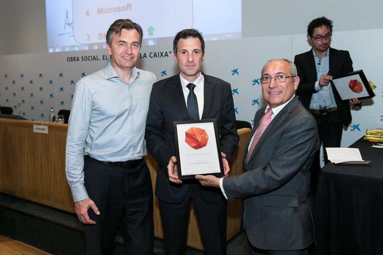 El director de RRHH de Volkswagen Audi España recogiendo el reconocimiento