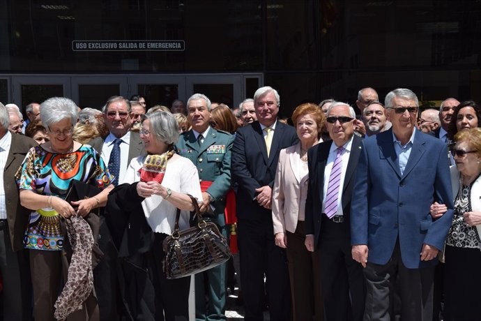 Fotografía de familia después del acto de conmemoración.