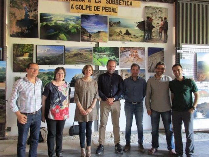 Algar (centro) en su visita a Doña Mencía