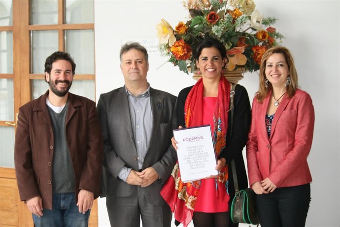 Diputados de Podemos presentando la iniciativa parlamentaria