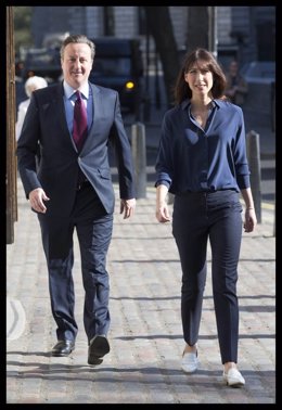 El primer ministro británico, David Cameron, y su mujer, Samantha