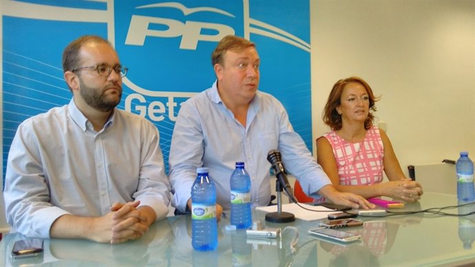Juan Soler junto a otros ediles del PP