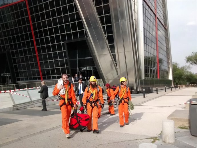 Activistas tras la protesta en las Torres Kio