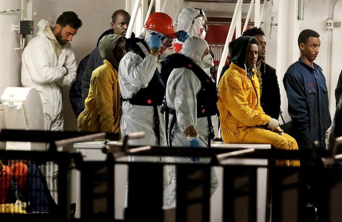 Inmigrantes supervivientes de un naufragio frente a Italia en abril de 2015