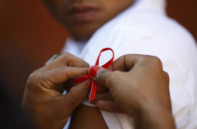Lazo rojo que simboliza la lucha contra el sida