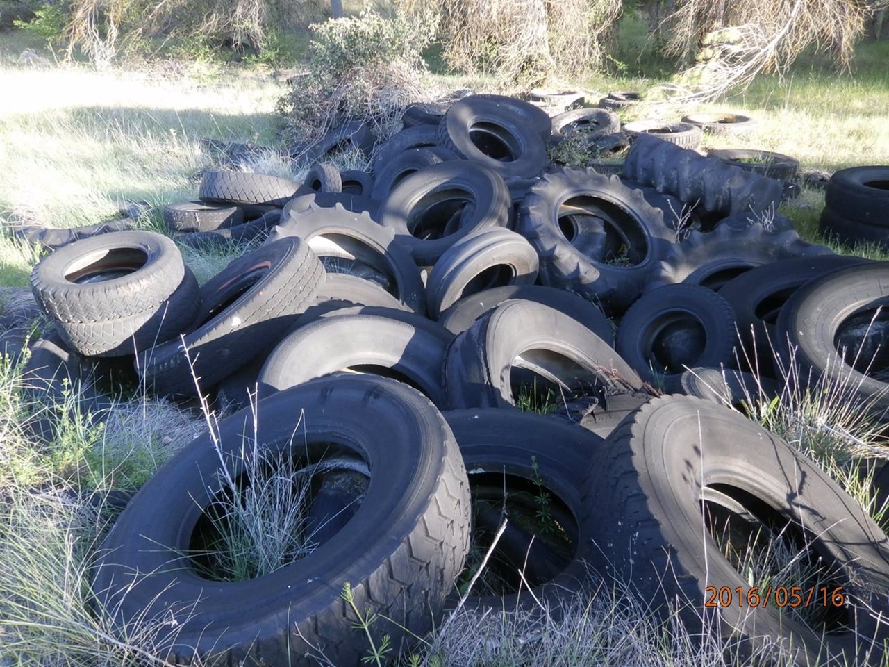 Cementerio de neumáticos en Cuenca