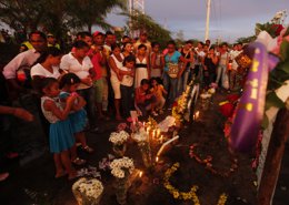 Familiares encienden velas por los niños fallecido