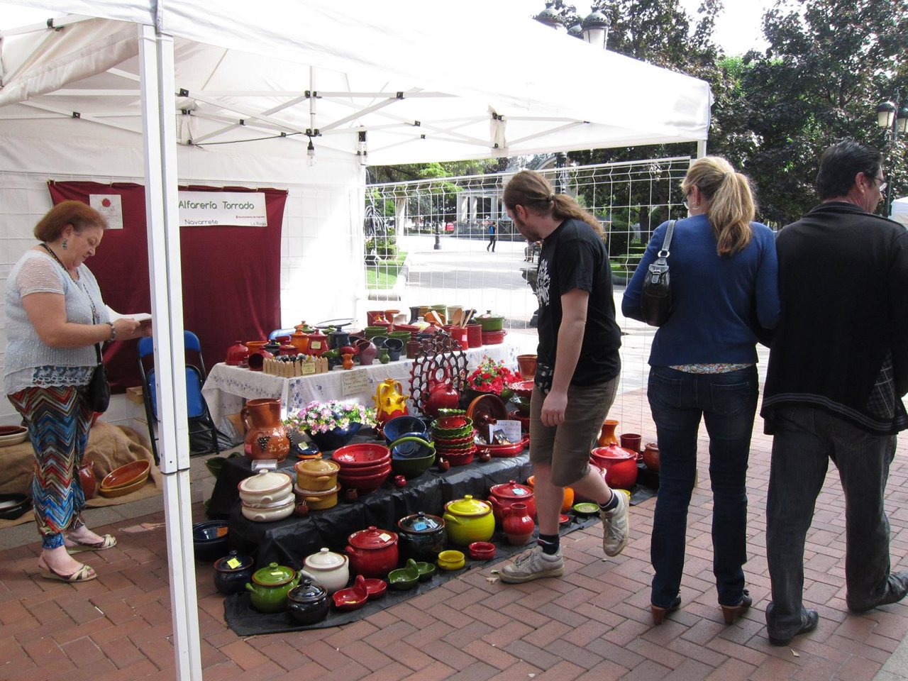 Un puesto en la Feria de Alfareria