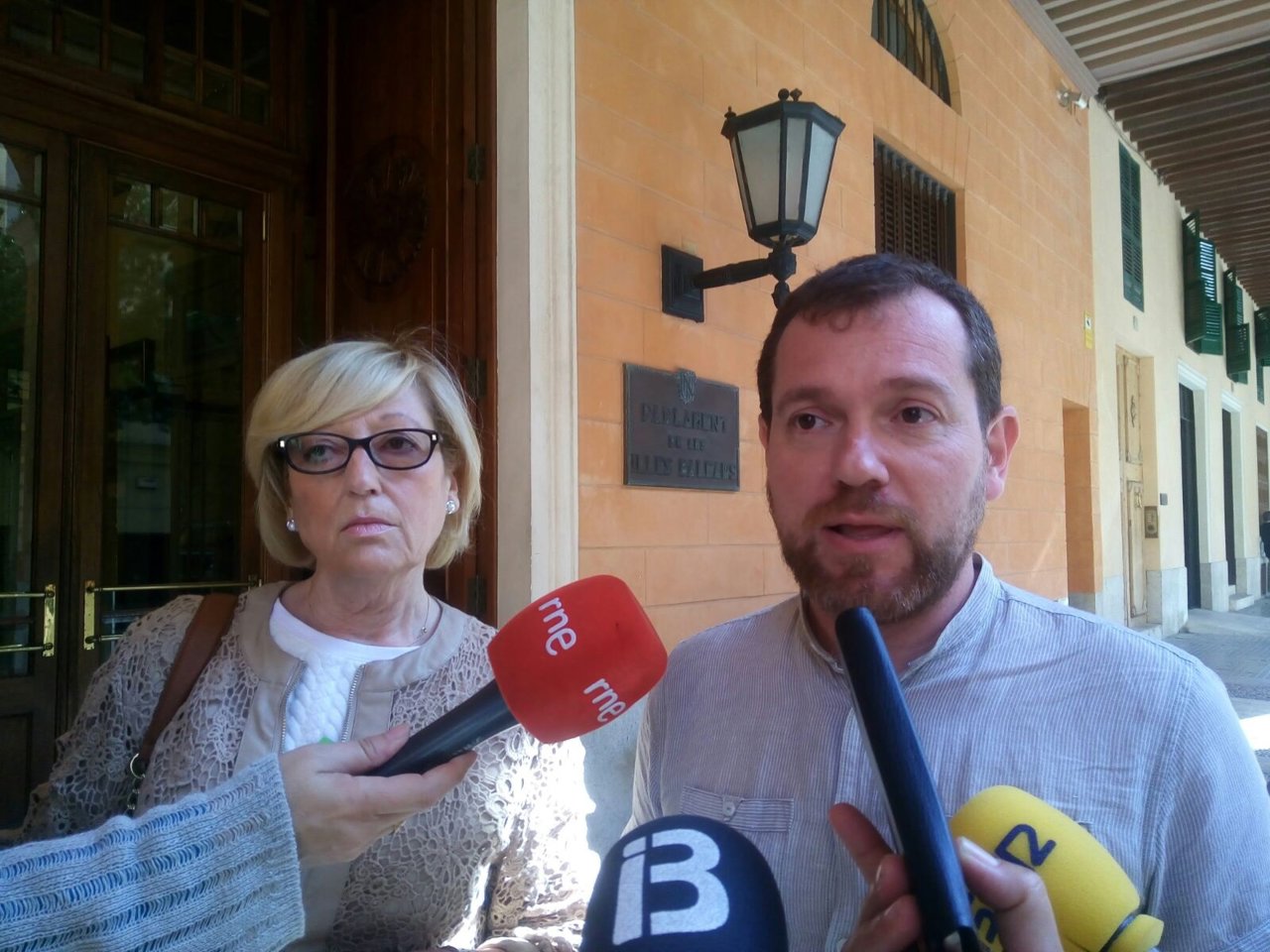 Abril con la representante del sindicato CCOO