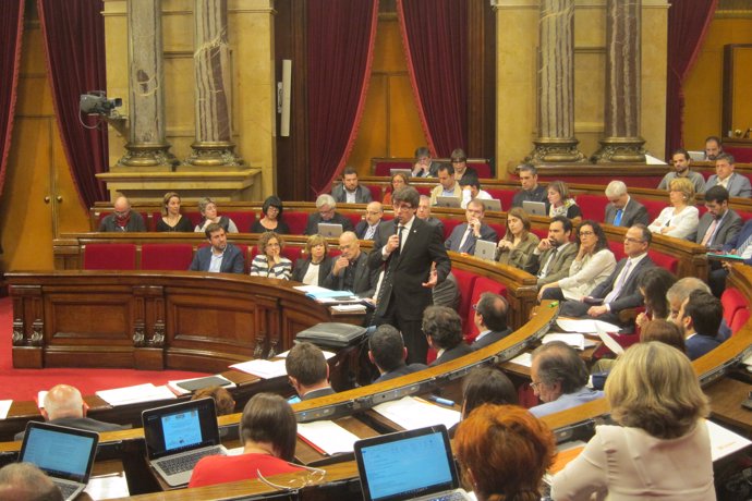 El presidente de la Generalitat, Carles Puigdemont, interviene en el pleno